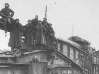 Photographie en noir et blanc de soldats devant la Gare d'Etterbeek en novembre 1918