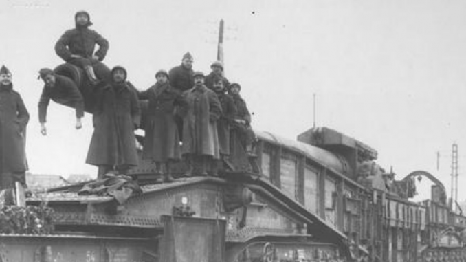Photographie en noir et blanc de soldats devant la Gare d'Etterbeek en novembre 1918