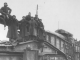 Photographie en noir et blanc de soldats devant la Gare d'Etterbeek en novembre 1918