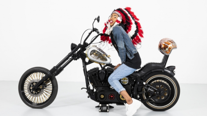 Johan_MUYLE(1) Photo de Johan Muyle, Sioux in Paradise (Now Futur) 2016 + Tara Gomes > Garage Cosmos / © Johan Muyle © Pascal Schyns