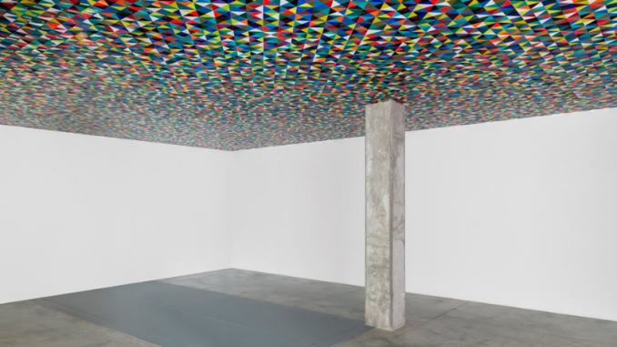 Gregor-Hildebrandt-1 Gregor Hildebrandt, Where I switch to the other side (Paar), 2019 (détail). Vinyles découpés, bois, 122x122x200 cm.