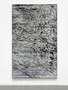 Gregor Hildebrandt, Die Tränen des Triton, 2019. VHS magnétique, tape adhésif et acrylique sur toile 247 x 149 cm