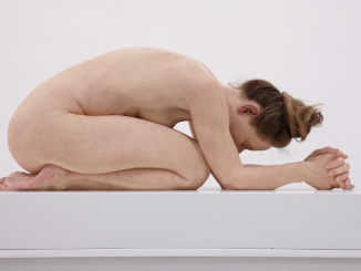 Sam Jinks, Untitled (Kneeling Woman) 2015 © Sam Jinks, Courtesy of the artiste, Sulliva,+Strumpf, Sydney and Institute of Cultural Exchange, Tübingen