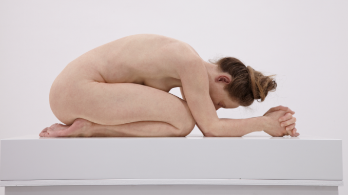 hyperrealism Sam Jinks, Untitled (Kneeling Woman) 2015 © Sam Jinks, Courtesy of the artiste, Sulliva,+Strumpf, Sydney and Institute of Cultural Exchange, Tübingen