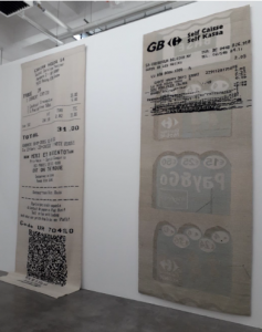 Gabriel Kuri, Sans titre (GB Self-Caisse), 2010. 383 x 155 cm, tapisserie fabriquée à la main, WIELS, Bruxelles. Cliché L. Segard, 2019