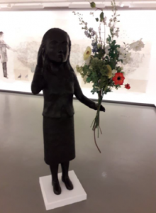 Kiki Smith, Singer, 2009, 164 x 63 x 53 cm, bronze, fleurs artificielles et fil de fer, Centre de la gravure et de l’image imprimée, La Louvière. Cliché L. Segard, 2019.