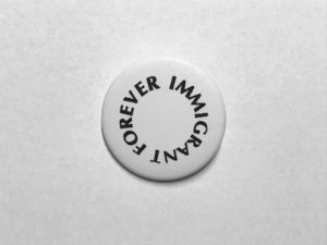 Marco Godinho, Forever Immigrant, 2017. Carte postale et badge.