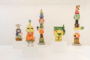 Eric Croes, Totems, 2020, céramique émaillée, différents formats.