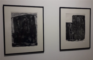 Jean Dubuffet, Mur de Guignols surmonté d’un toit, (1945) et Pisseur au mur (1945), lithographies. Tirages à 20 exemplaires réalisées pour la suite supplémentaire de l’album Les Murs, Coll. Fondation Dubuffet, Paris. Cliché L. Segard, Centre de la Gravure et de l’Image Imprimée, La Louvière.