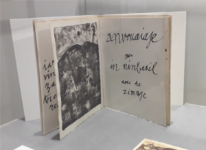 Anvouaiaje par in ninbesil avec de zimage, 1949. Texte autographique de J. Dubuffet calligraphié sur papier repart avec 9 lithographies réalisées à l’imprimerie Desjobert. Exemplaire n°13/20 sur Rives, Ed. J. Dubuffet, 1960.