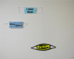 Babi Badalov, I Miss Kiss, 2021. 9.5 x 17.5 cm, feutre noir sur masque en papier. SOSial distance, 2020. 9.5 x 19.8 cm, feutre noir sur masque en tissus. SOSial distance, 2020. 10.5 x 20. 5 cm, feutre noir sur masque en tissu. Centre de la Gravure et de l’Image Imprimée, La Louvière. © L. Segard.