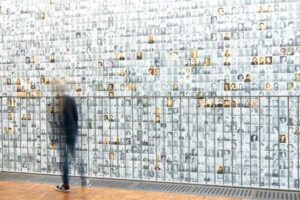 Le « mur » dans le musée Kazerne Dossin, exposition permanente © Sacha Kleinblatt.