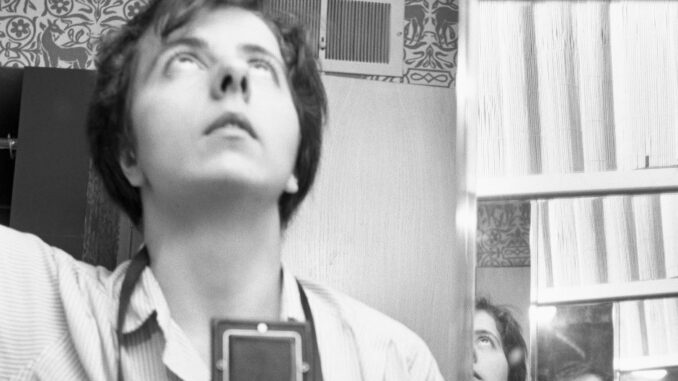 Maier-banner Détail de Self-Portrait, Chicago, IL, 1956 ©Estate of Vivian Maier, Courtesy of Maloof Collection and Howard Greenberg Gallery, NY.