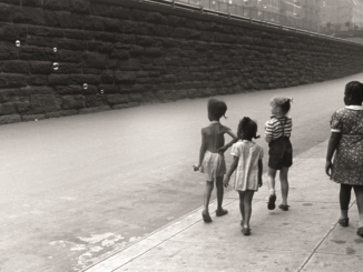 Helen Levitt. N.Y., vers 1940. © Film Documents LLC, avec l'aimable autorisation de Galerie Thomas Zander, Cologne (Allemagne).