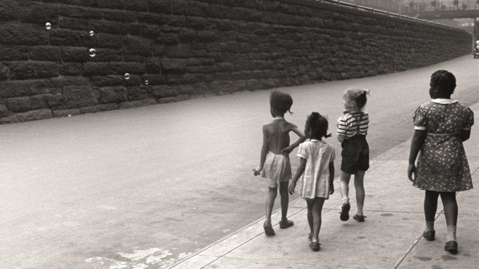 Helen Levitt. N.Y., vers 1940. © Film Documents LLC, avec l'aimable autorisation de Galerie Thomas Zander, Cologne (Allemagne).