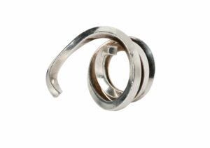 Bague en argent. Bernar Venet, Indeterminate Line, 1985.