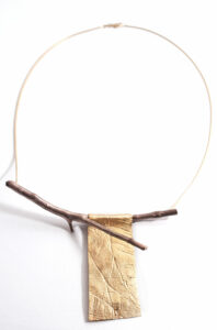 Collier en bronze et or jaune. Giuseppe Penone, Foglia (Leaf), 2011.