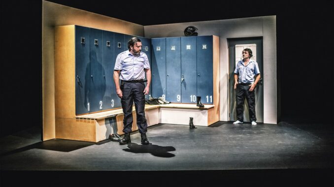 deux flics au vestiaire