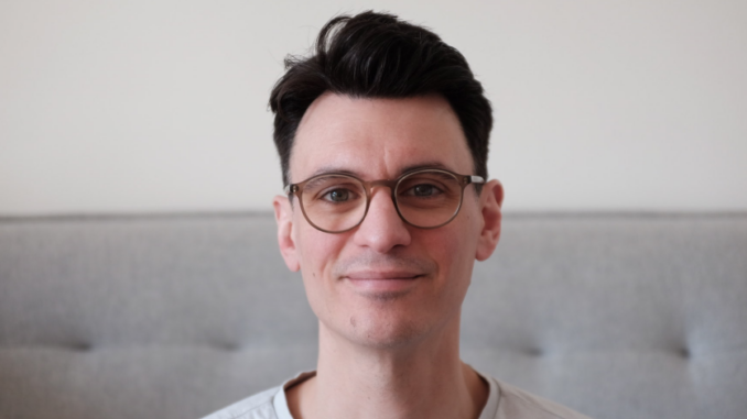 quentin-Delval Quentin Delval, auteur du livre « Comment devenir moins con en dix étapes » de Quentin Delval (Hors d’atteinte, 2023)