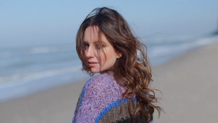 Eleonore Sayle sort un joli single Rien à pas faire ensemble (clip officiel)